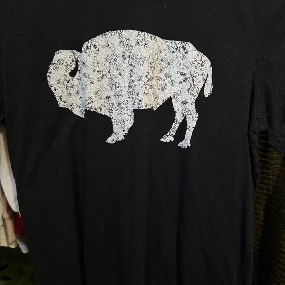 Black T-Shirt with White Buffalo Design - Picture 1 of 1